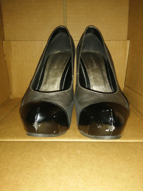 Zapato negro con gris