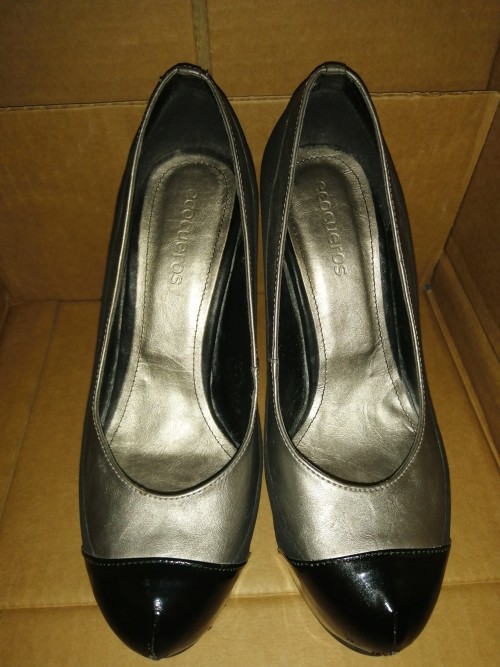 Zapato negro con gris
