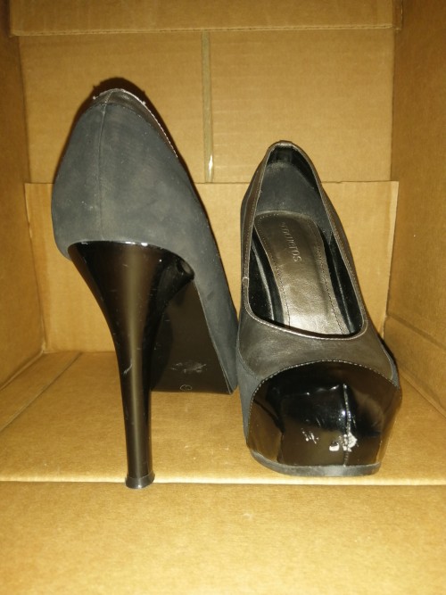 Zapato negro con gris