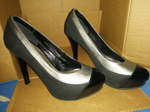 Zapato negro con gris